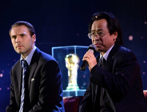 Tận mắt ngắm Cúp vàng FIFA ở Việt Nam ảnh 4
