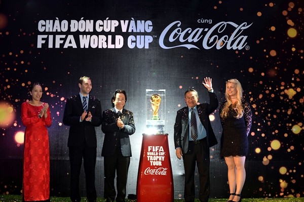 Tận mắt ngắm Cúp vàng FIFA ở Việt Nam ảnh 3