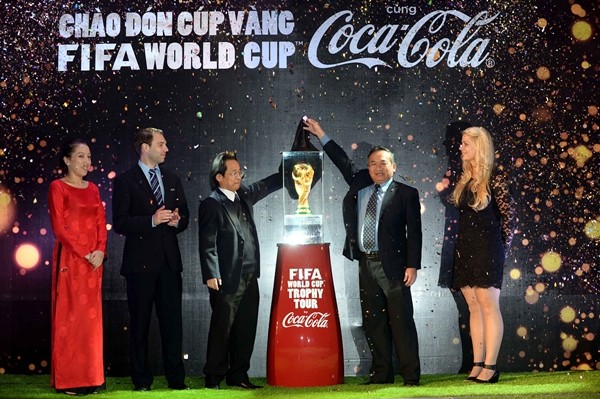 Tận mắt ngắm Cúp vàng FIFA ở Việt Nam ảnh 2