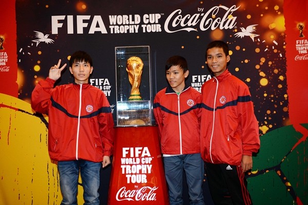 Tận mắt ngắm Cúp vàng FIFA ở Việt Nam ảnh 5