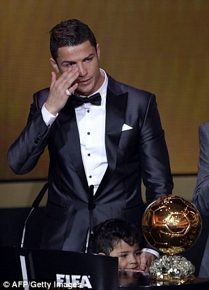Giành QBV FIFA, Ronaldo bật khóc ảnh 2