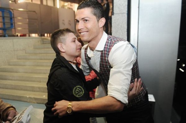 Kỳ diệu: Ronaldo cứu một cậu bé khỏi tay thần chết ảnh 2