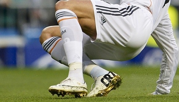 Hoa mắt với đôi giày mạ vàng lấp lánh của Ronaldo ảnh 2