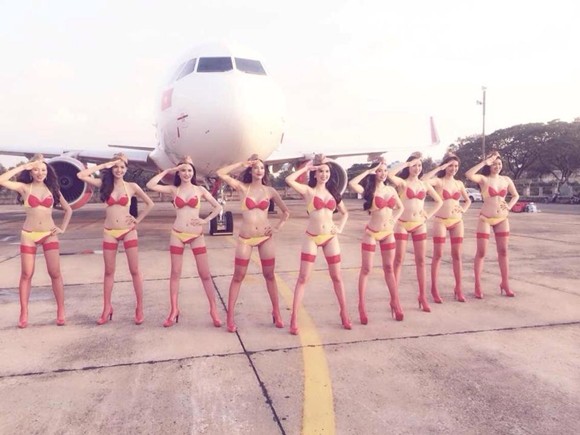 Diện bikini trên máy bay, Ngọc Trinh khiến cộng động mạng "phát sốt" ảnh 1