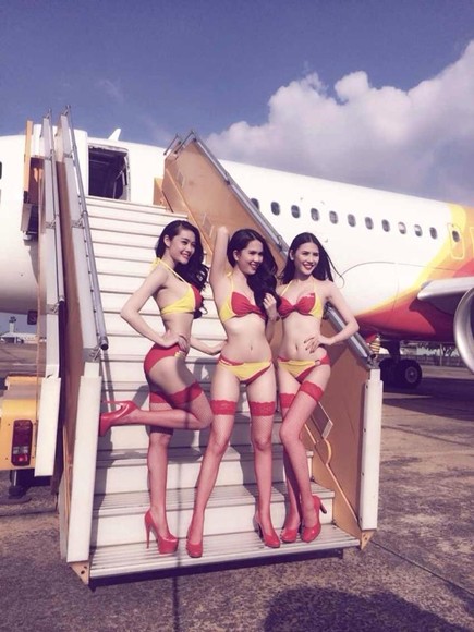 Diện bikini trên máy bay, Ngọc Trinh khiến cộng động mạng "phát sốt" ảnh 3