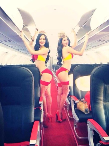Diện bikini trên máy bay, Ngọc Trinh khiến cộng động mạng "phát sốt" ảnh 2
