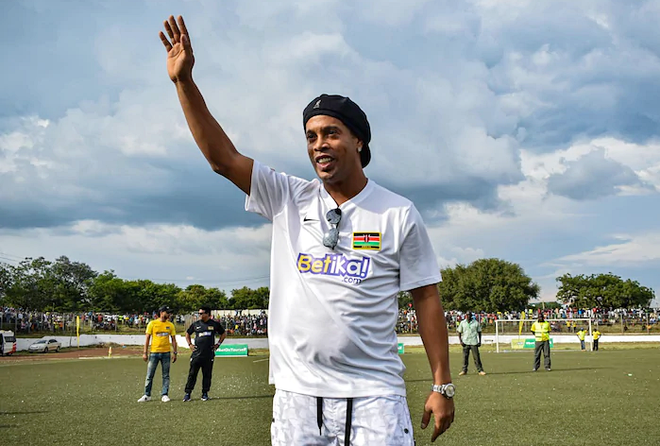 Ronaldinho kiếm bộn tiền sau khi ra tù ảnh 1