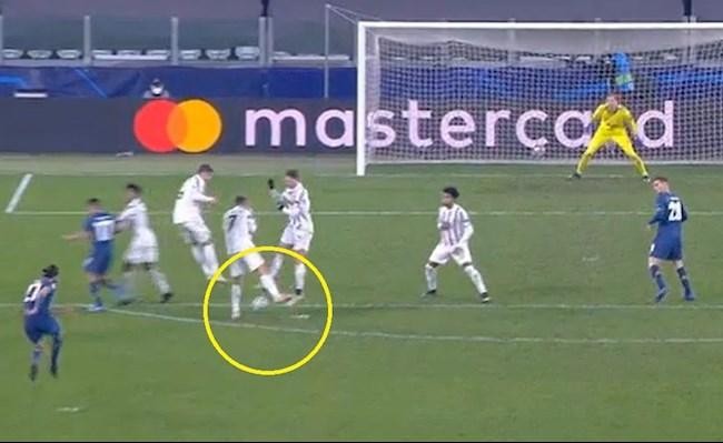 Ronaldo bị chê không biết phòng ngự khiến Juve dừng bước ảnh 1