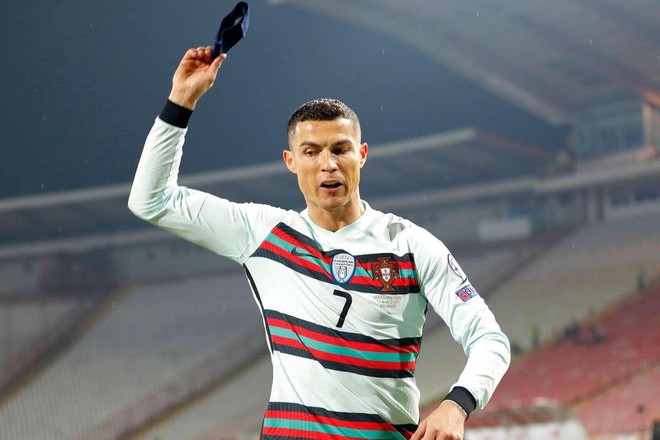 Ném băng đội trưởng ĐT Bồ Đào Nha, Ronaldo nói gì? ảnh 1
