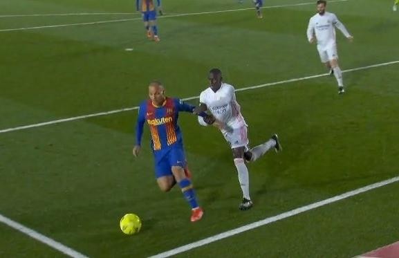 Barca mất oan quả penalty trong trận thua đau Real ảnh 1