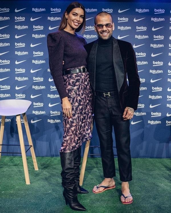 Dani Alves dẫn theo cô vợ siêu mẫu trong buổi ra mắt Barca ảnh 1
