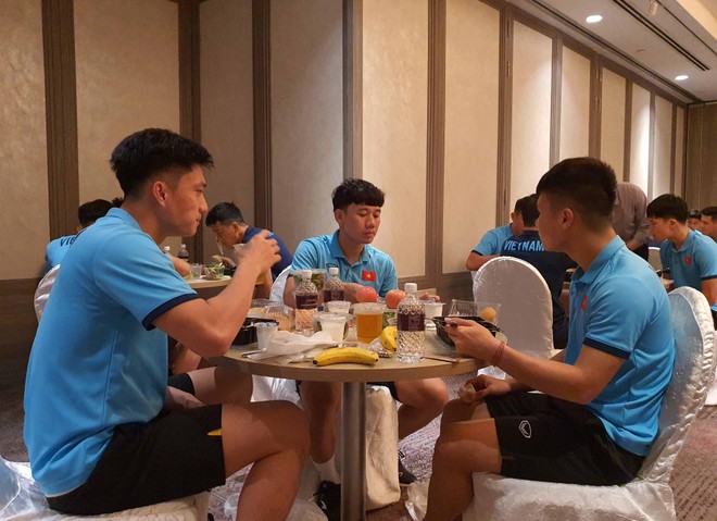 ĐT Việt Nam ăn cơm hộp trong thời gian dự AFF Cup 2020 ảnh 1