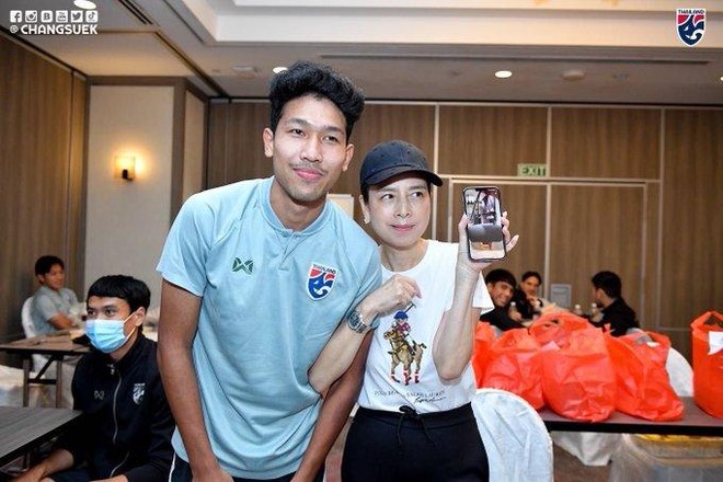 Nữ tỷ phú bơm 'doping tinh thần' cho ĐT Thái Lan bằng iPhone 13 và đồng hồ Rolex ảnh 2