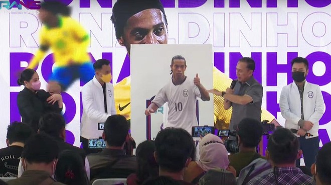 Ronaldinho sang Indonesia chơi bóng theo hợp đồng hiếm thấy ảnh 1