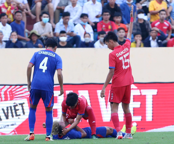 Cầu thủ U23 Lào giúp đối phương tránh nuốt lưỡi trên sân ảnh 1