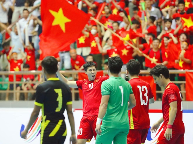 Vùi dập Malaysia 7-1, futsal Việt Nam tiến gần hơn tấm HCV SEA Games 31 ảnh 2