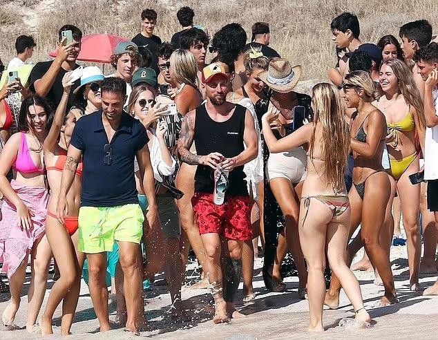 Messi ngại ngùng khi bị dàn người đẹp bikini vây quanh ảnh 1