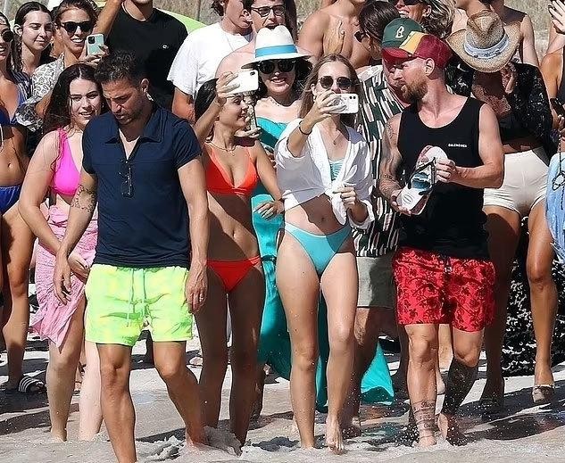 Messi ngại ngùng khi bị dàn người đẹp bikini vây quanh ảnh 2