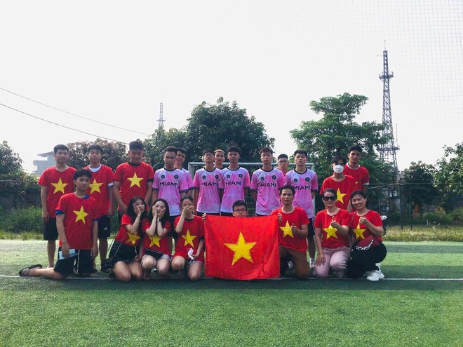 Sôi động giải bóng đá chào mừng 25 năm thành lập trường THPT Lê Văn Thiêm ảnh 5