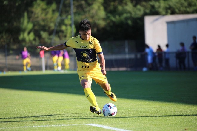 Xuất hiện loạt ảnh đẹp của Quang Hải ở Pau FC