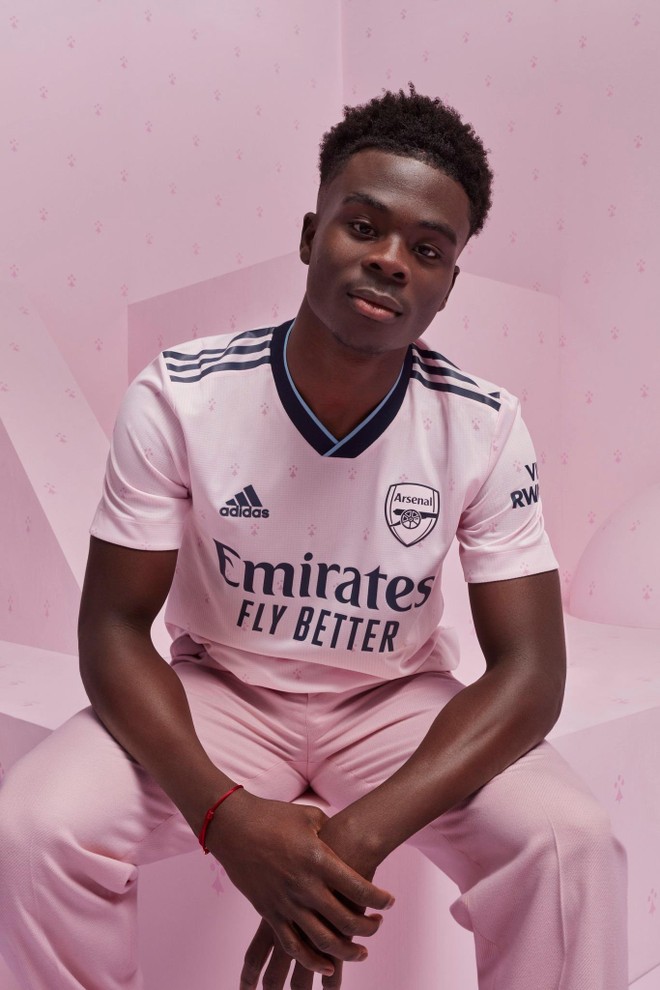 Arsenal ra mắt áo đấu hồng phấn đầy nữ tính ảnh 3