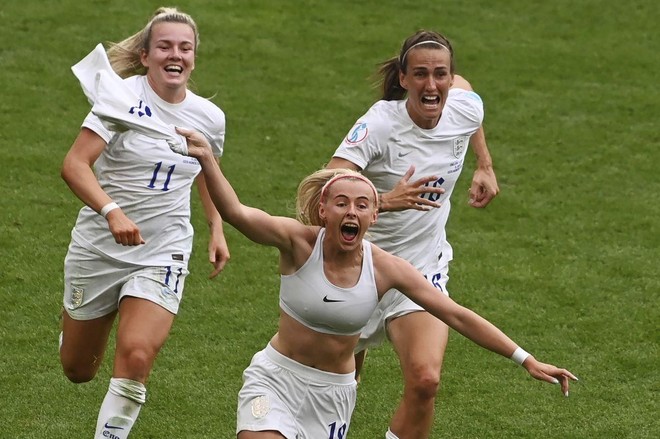 Sao tuyển nữ Anh gây sốt khi cởi áo ăn mừng ở chung kết EURO ảnh 1