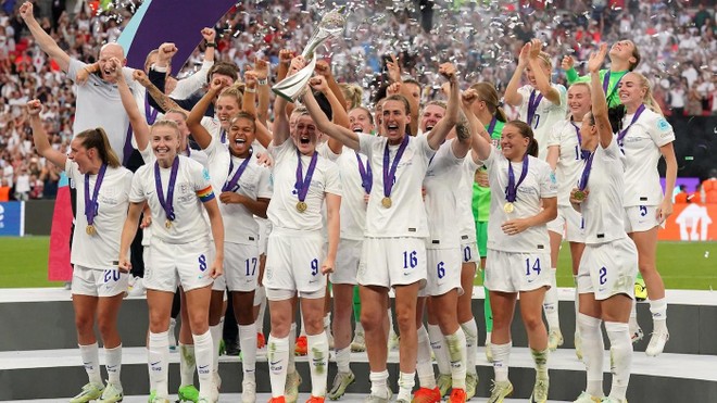 Sao tuyển nữ Anh gây sốt khi cởi áo ăn mừng ở chung kết EURO ảnh 2