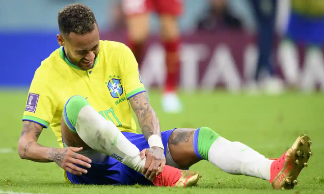 Neymar bật khóc đau đớn trong chiến thắng của Brazil ảnh 1