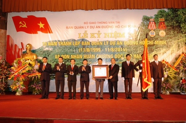 Ban QLDA đường Hồ Chí Minh đón nhận Huân chương độc lập hạng Ba ảnh 1