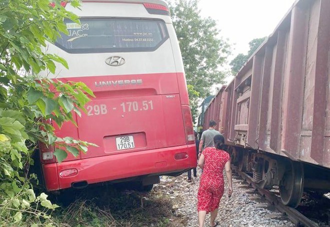 Xe chở học sinh va chạm với tàu hỏa ở Hà Nội do cố băng qua lối đi tự mở ảnh 1