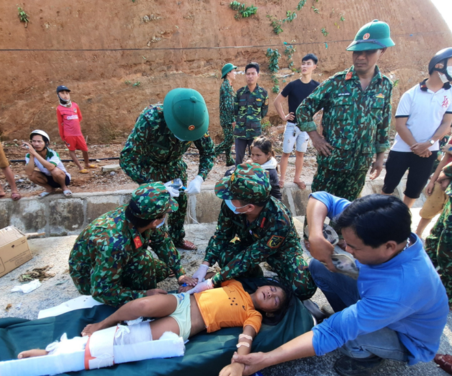 Cứu sống 33 người trong vụ sạt lở núi ở Nam Trà My ảnh 1