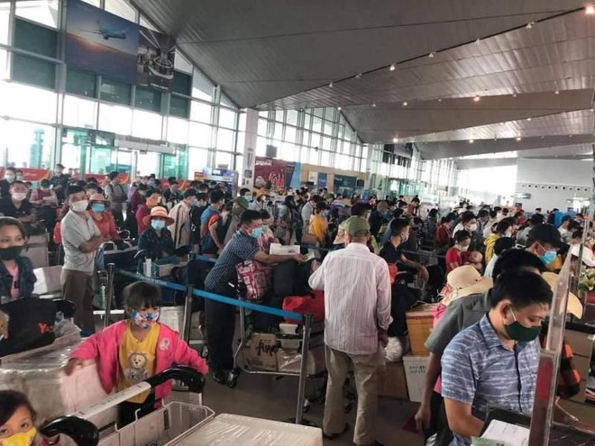 Sân bay Tân Sơn Nhất đón số lượng khách đông kỷ lục trong ngày 26 Tết Nguyên đán ảnh 1