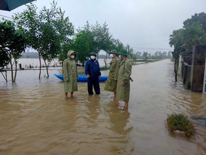 Mưa đặc biệt lớn trút xuống, Hà Tĩnh nhiều nơi ngập trong nước lũ ảnh 3