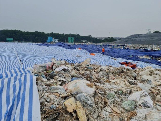 Mưa kéo dài, nước rác nguy cơ tràn bờ, khu xử lý Nam Sơn phải tạm dừng tiếp nhận rác ảnh 2