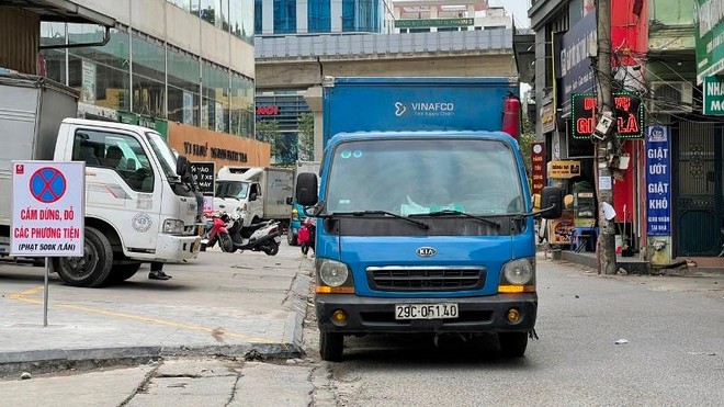 Xe tải xếp hàng dài chiếm ngõ 102 Trần Phú, Hà Đông: Bức xúc nhưng không xử lý được?
