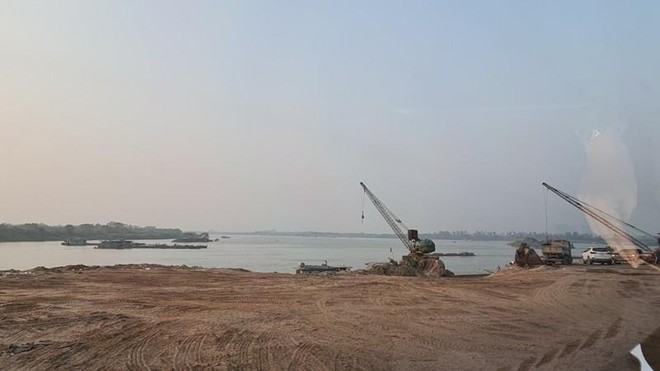Văn Giang, Hưng Yên: Hợp tác xã ngang nhiên đổ thải, xây cẩu lấn chiếm sông Hồng ảnh 2