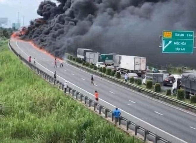 Xe chở dầu nhớt bốc cháy dữ dội trên cao tốc TP.HCM- Trung Lương, may mắn không gây thiệt hại về người ảnh 2