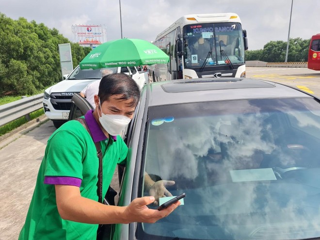 Chỉ thu phí không dừng cao tốc Hà Nội - Hải Phòng: Ngày đầu vẫn có trục trặc, lái xe được xử lý tại chỗ ảnh 2
