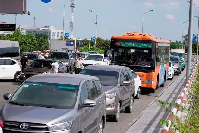Đường vào sân bay Nội Bài thường xuyên ùn tắc, xe ra vào đón khách không được dừng quá 5 phút ảnh 1