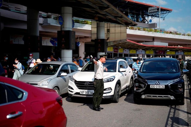 Đường vào sân bay Nội Bài thường xuyên ùn tắc, xe ra vào đón khách không được dừng quá 5 phút ảnh 2