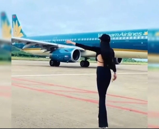 Nữ hành khách tung tăng chụp ảnh gần máy bay đang lăn bị cấm bay 6 tháng ảnh 1