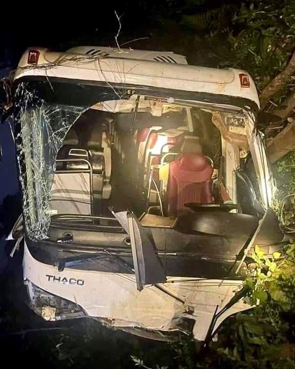 Xe du lịch chở 28 khách đi Vườn quốc gia Xuân Sơn bị lật trong đêm làm 3 người thiệt mạng ảnh 1