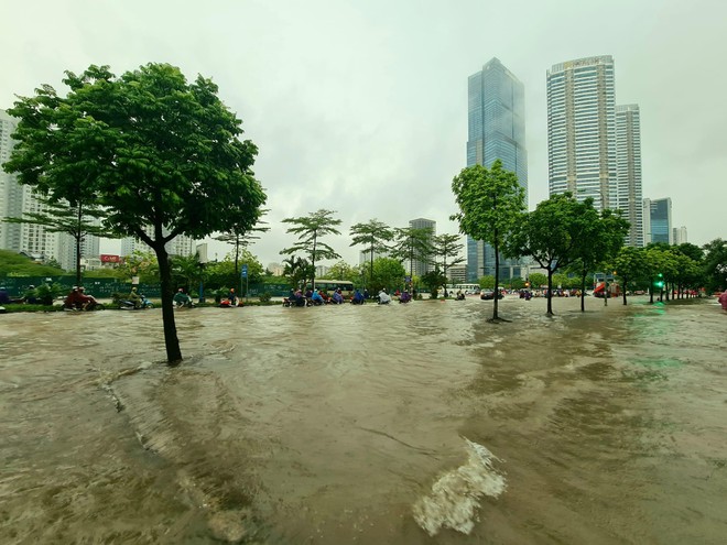 Trận mưa kỷ lục kéo dài, đường phố Hà Nội ngập trong nước nhiều nơi Ảnh 1