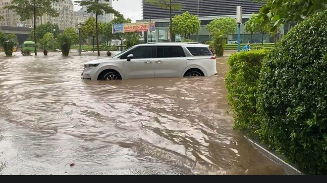 Trận mưa kỷ lục kéo dài, đường phố Hà Nội ngập trong nước nhiều nơi Ảnh 4