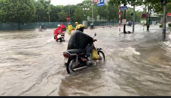 Trận mưa kỷ lục kéo dài, đường phố Hà Nội ngập trong nước nhiều nơi Ảnh 5