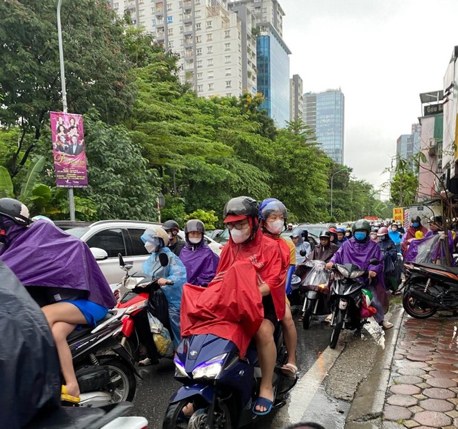 Mưa kỷ lục kéo dài, đường phố Hà Nội nhiều nơi mênh mông nước ảnh 3