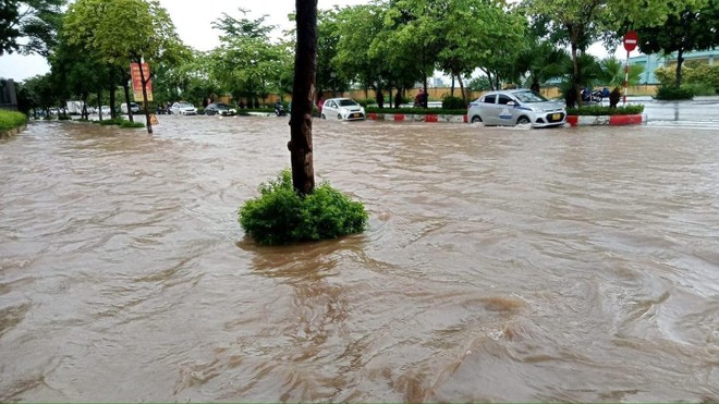 Trận mưa kỷ lục kéo dài, đường phố Hà Nội ngập trong nước nhiều nơi Ảnh 2