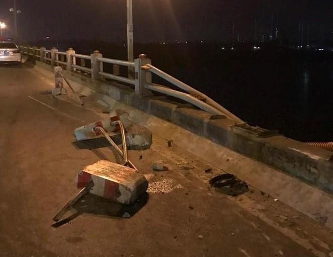 Xe container rơi xuống sông Hồng: Không lan can cầu nào chịu được cú đâm quá mạnh ảnh 1