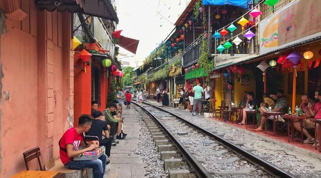 Đề nghị xử lý nghiêm cafe đường tàu, người đứng chụp ảnh trên đường sắt ở Hà Nội ảnh 1
