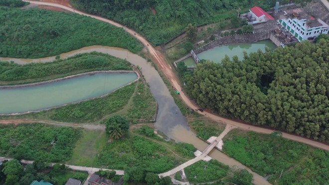 Nhà máy nước sông Đà cấp nước trở lại sau sự cố xe tải lao xuống suối, rò rỉ dầu ảnh 2